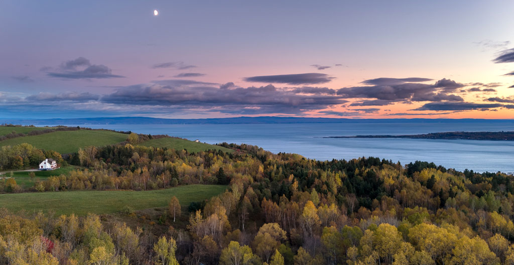 Vue panoramique du fleuve Saint-Laurent depuis Québec avec jardins résidentiels